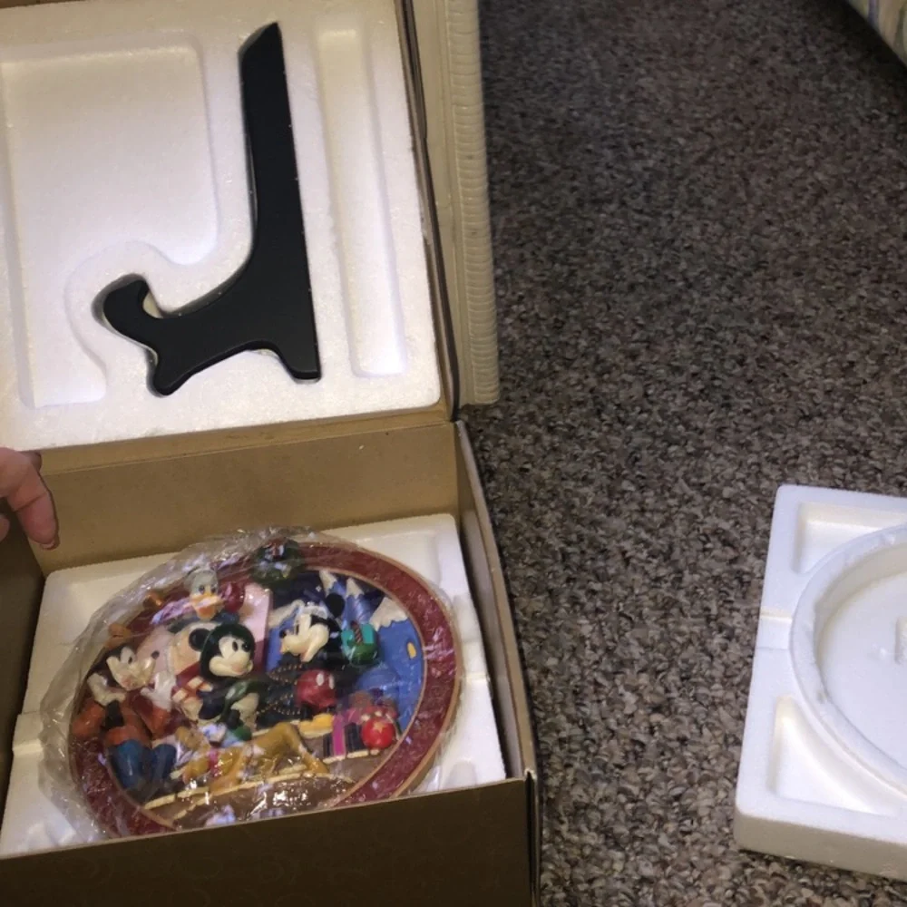 Disney Store LE Bas Relief Holiday Plate